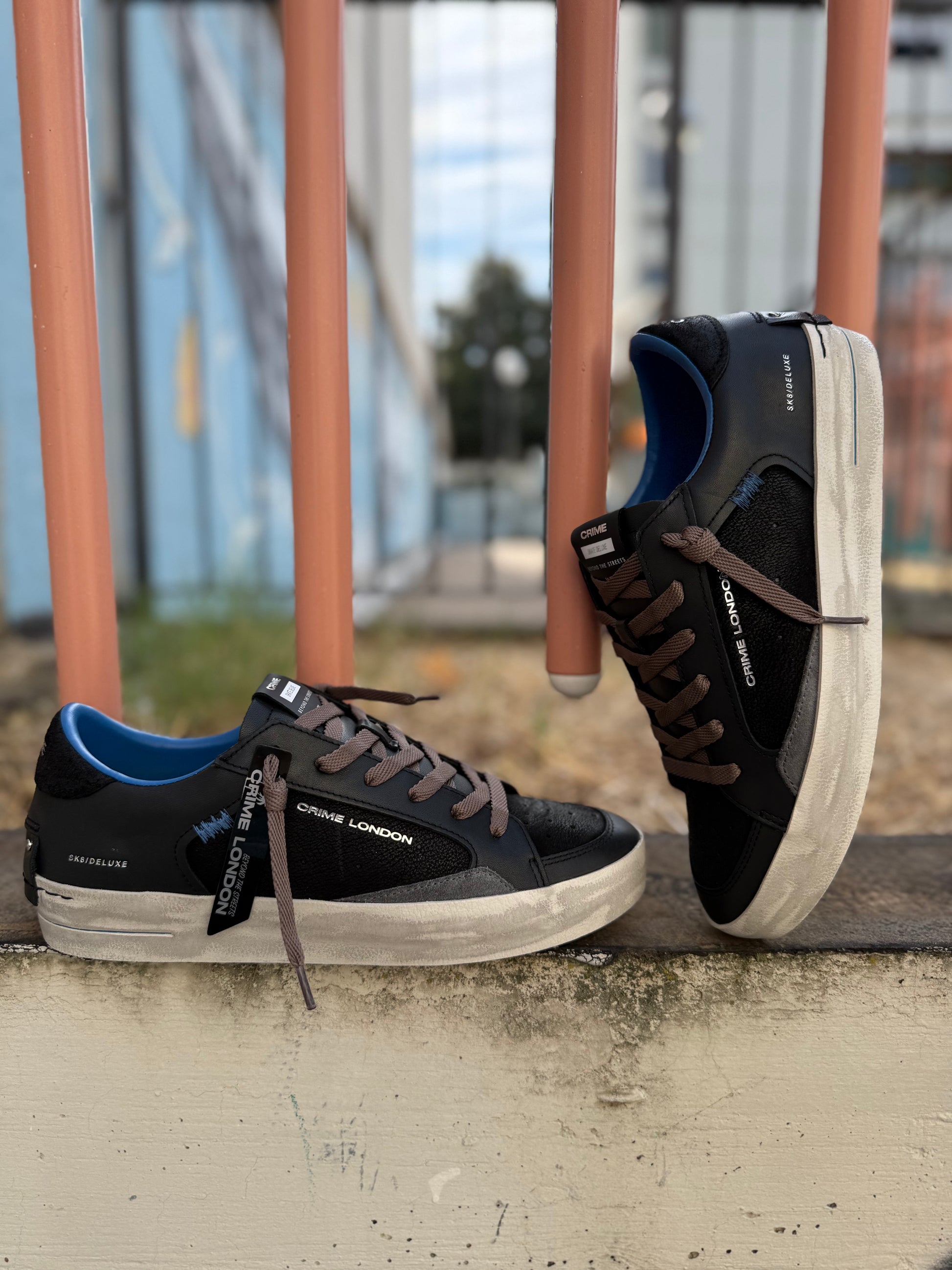 Sneakers uomo Crime London SK8 de luxe nera dettagli blu 11102AA8.20