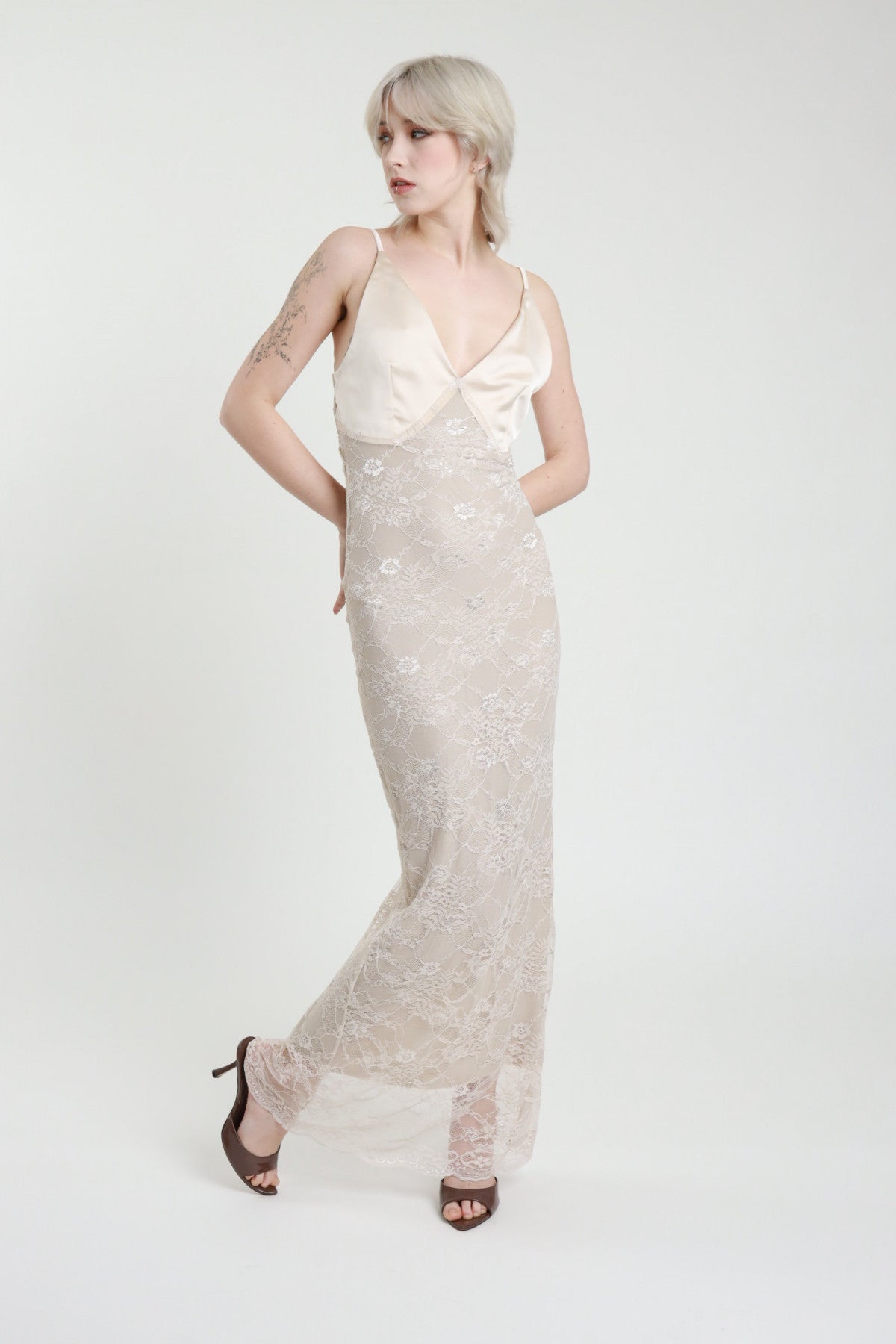 SUSY MIX ABITO LUNGO IN RASO E PIZZO SABBIA