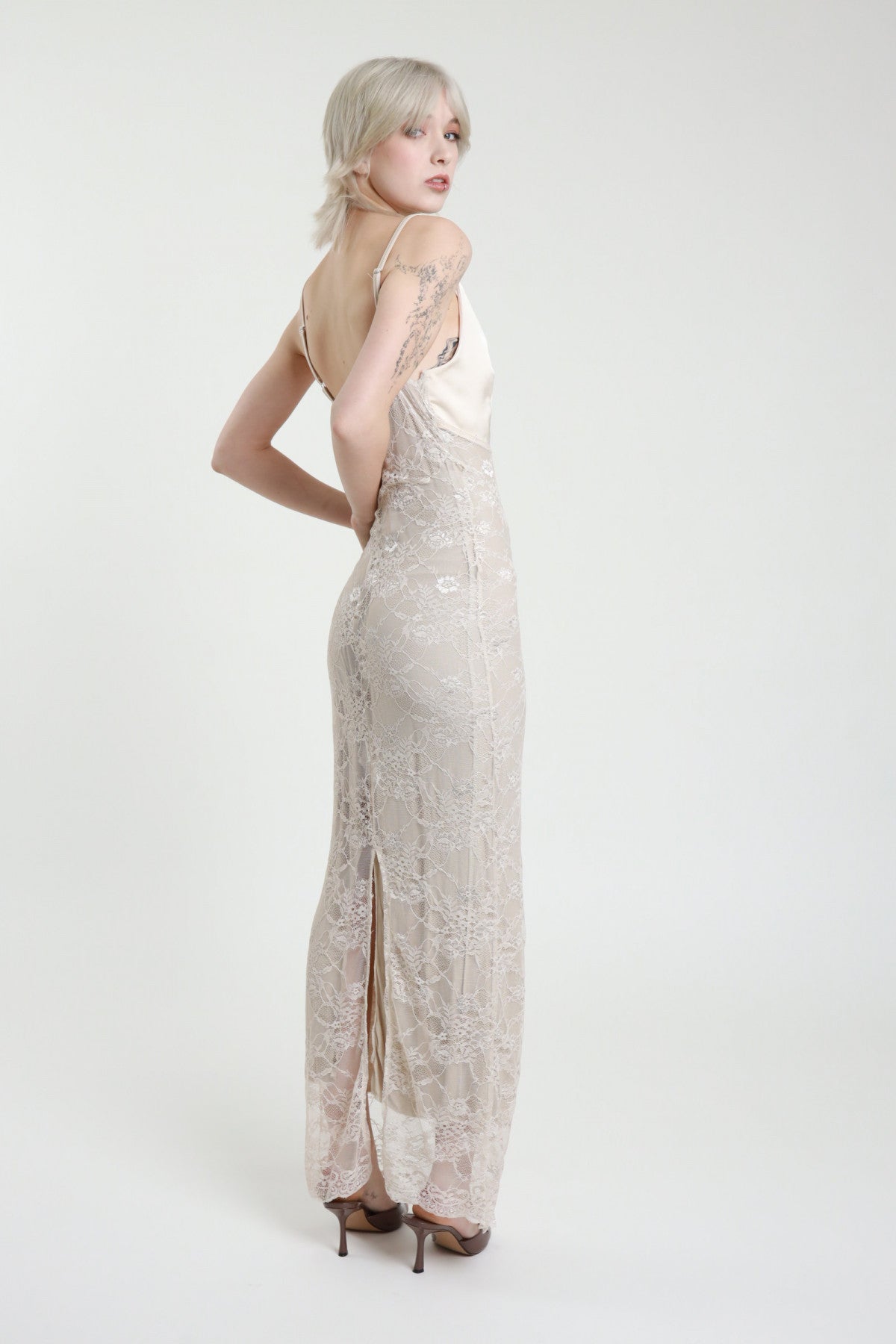 SUSY MIX ABITO LUNGO IN RASO E PIZZO SABBIA