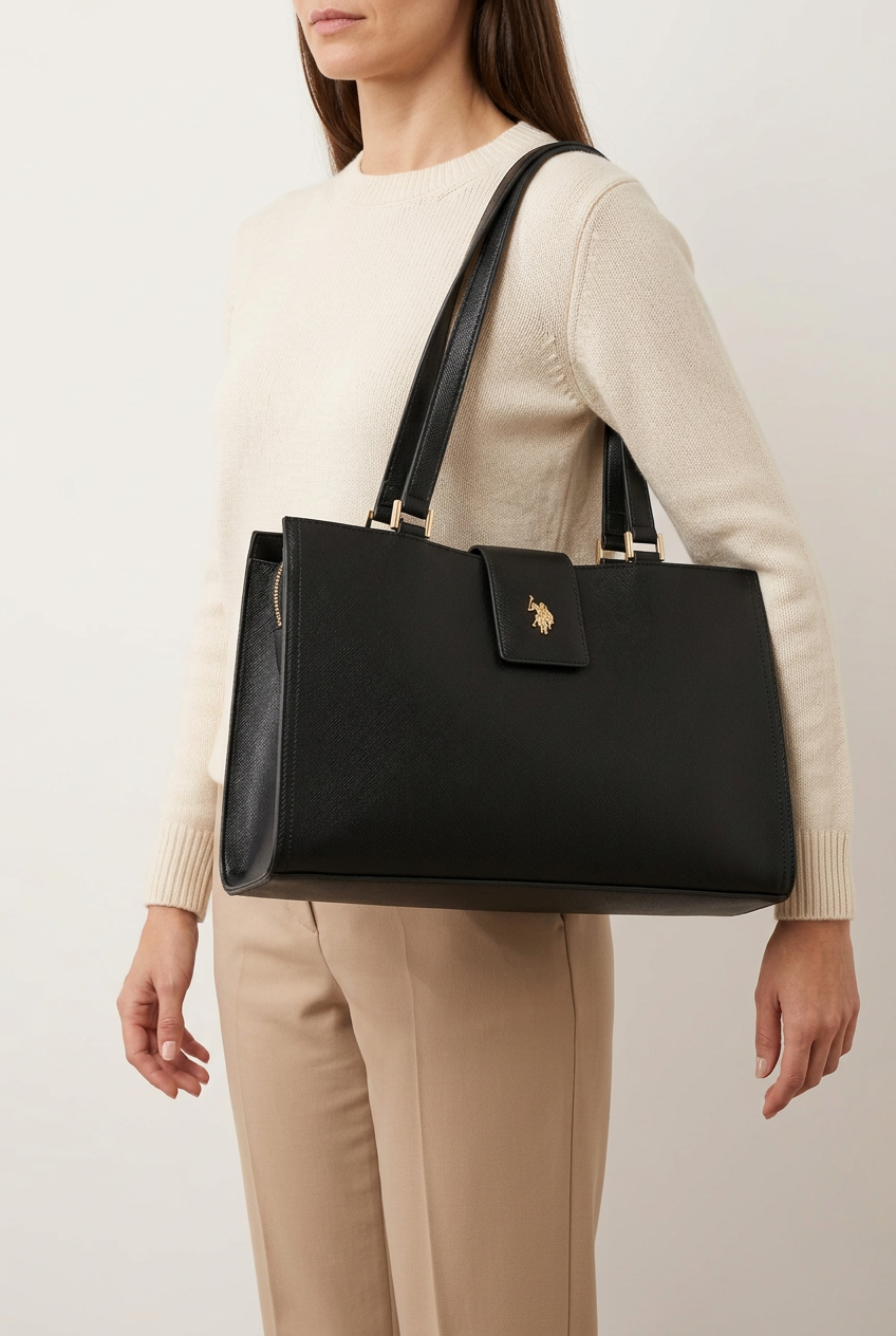 Borsa nera US POLO Jones in ecopelle indossata a spalla da una modella